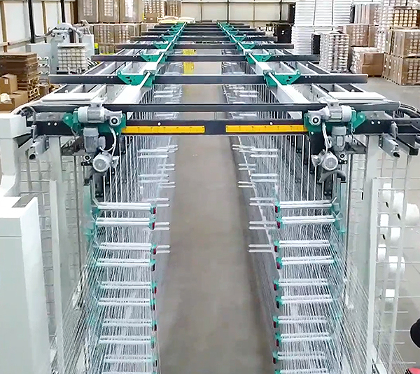 Kettbäume mit aufgespannten Kettfäden auf einer Anlage im Weberei-Vorwerk