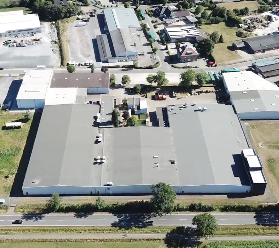 Luftaufnahme des Velener Produktionsstandorts mit Lagerhallen und Betriebsgelände